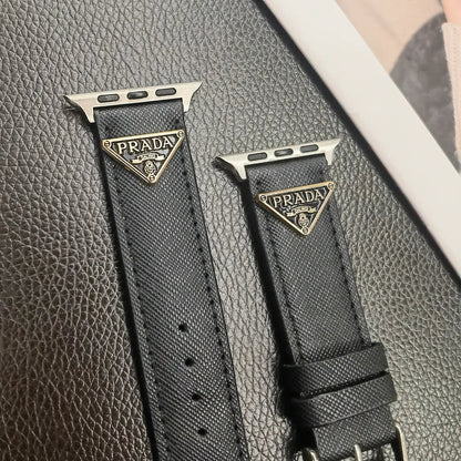 Cinturino per Apple Watch in pelle con etichetta monogramma doppio triangolo