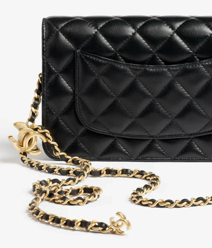 ウォレット オン チェーン 光沢のあるラムスキン パール ゴールドトーン メタル