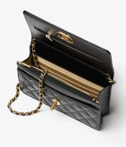 ウォレット オン チェーン 光沢のあるラムスキン パール ゴールドトーン メタル