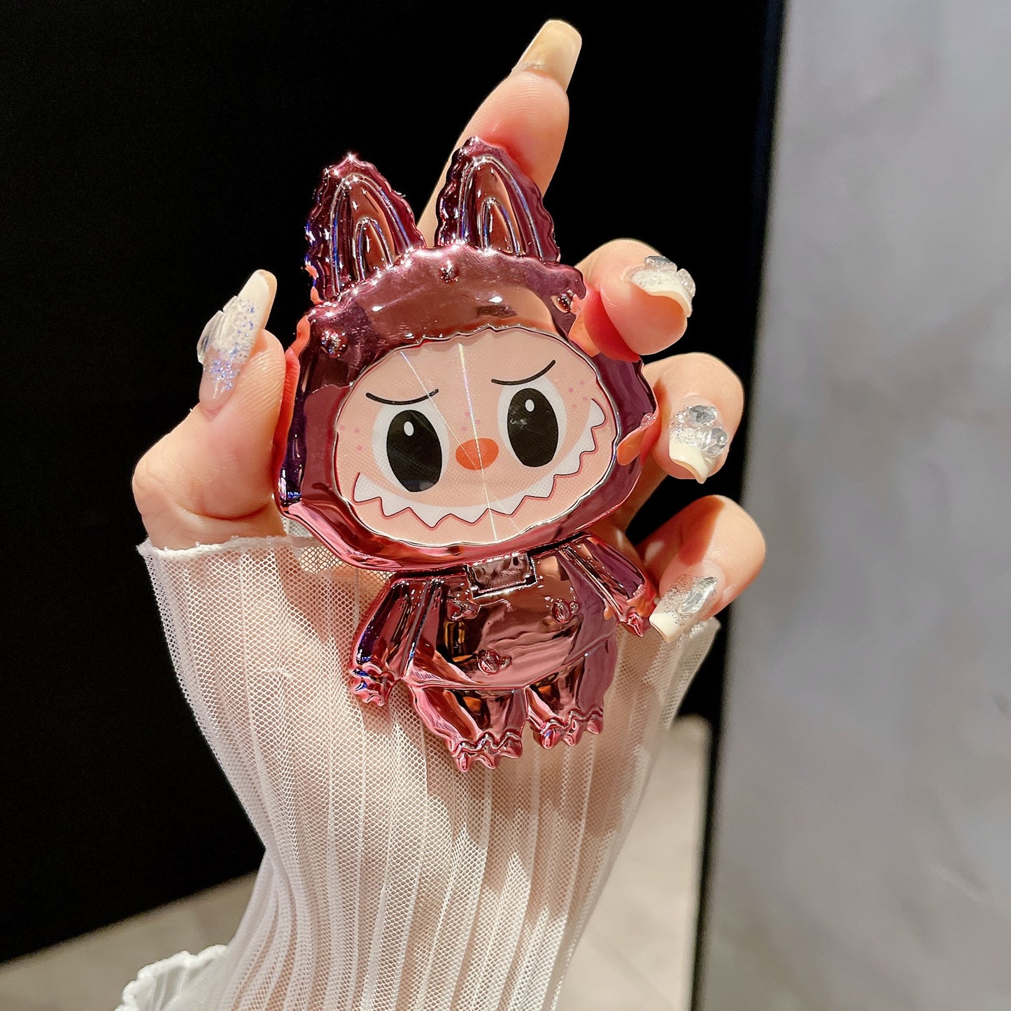 Suport pentru telefon cu oglindă rotativă în stil Labubu – drăguț, funcțional și portabil