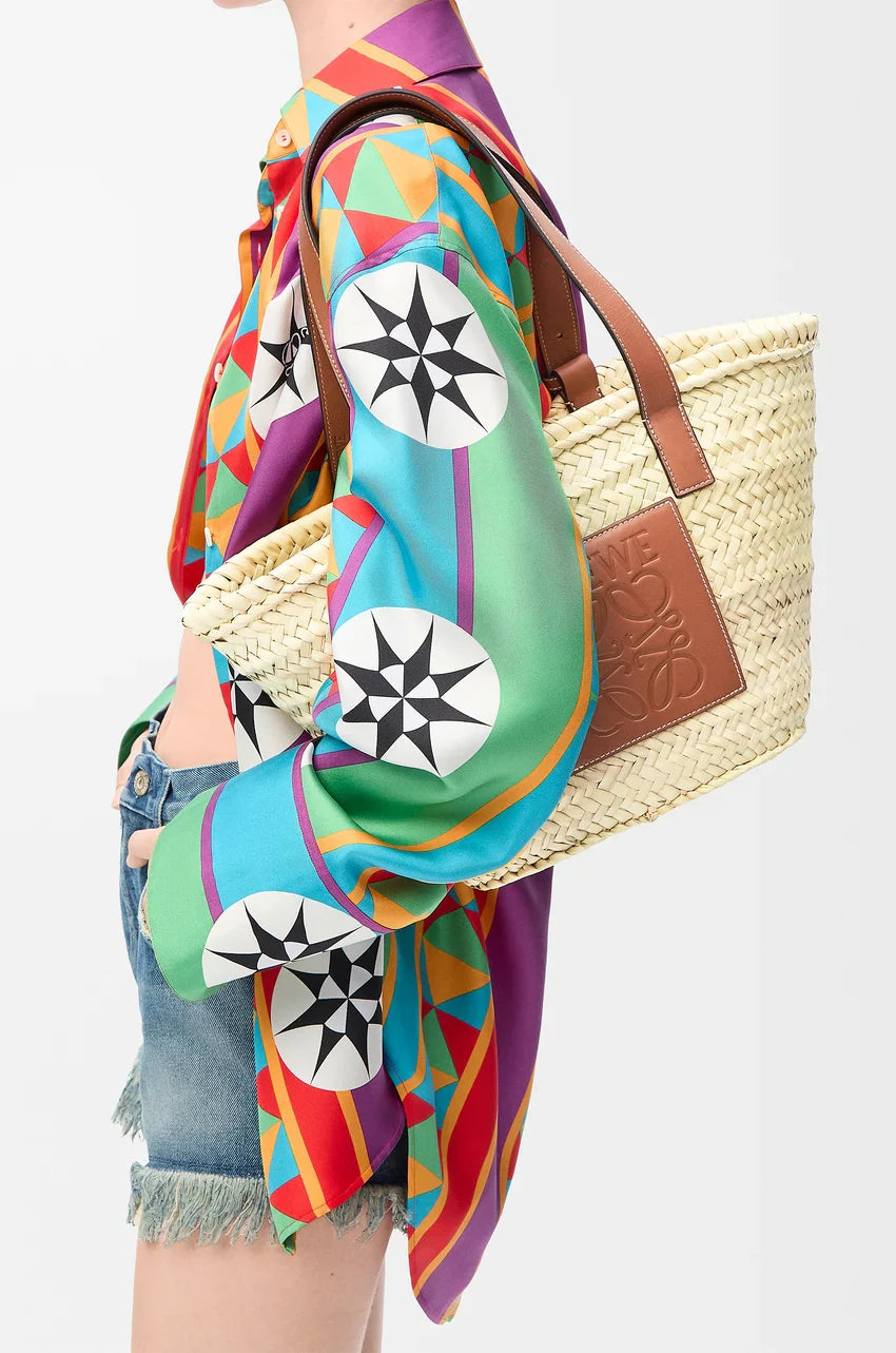 Роскошный пальмовый лист и натуральная корзина коричневого лива