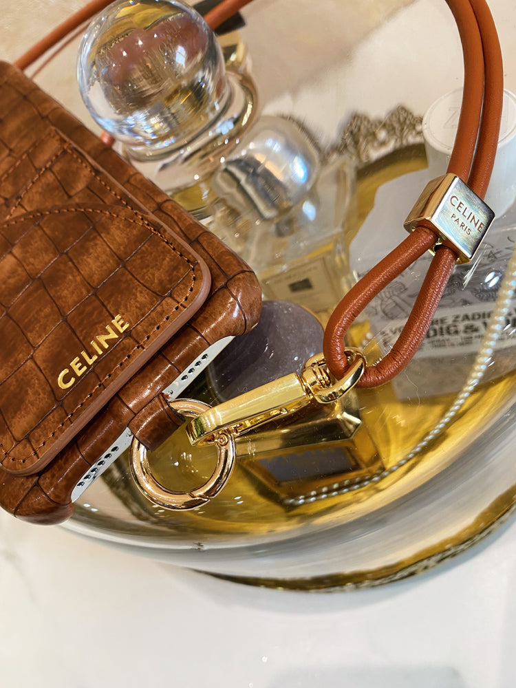 Celine iPhone-Hülle mit Alligatormuster, Kartenhalter und Riemen, Braun -EYP241415