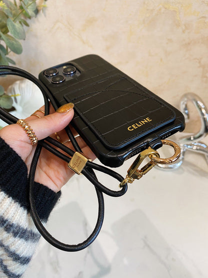 Etui Celine do iPhone'a z nadrukiem aligatora z miejscem na kartę i paskiem, czarne -EYP241415