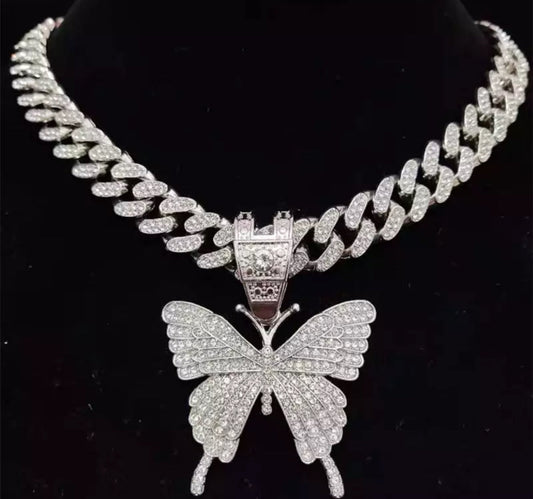 Collana con ciondolo a forma di farfalla bling ghiacciata
