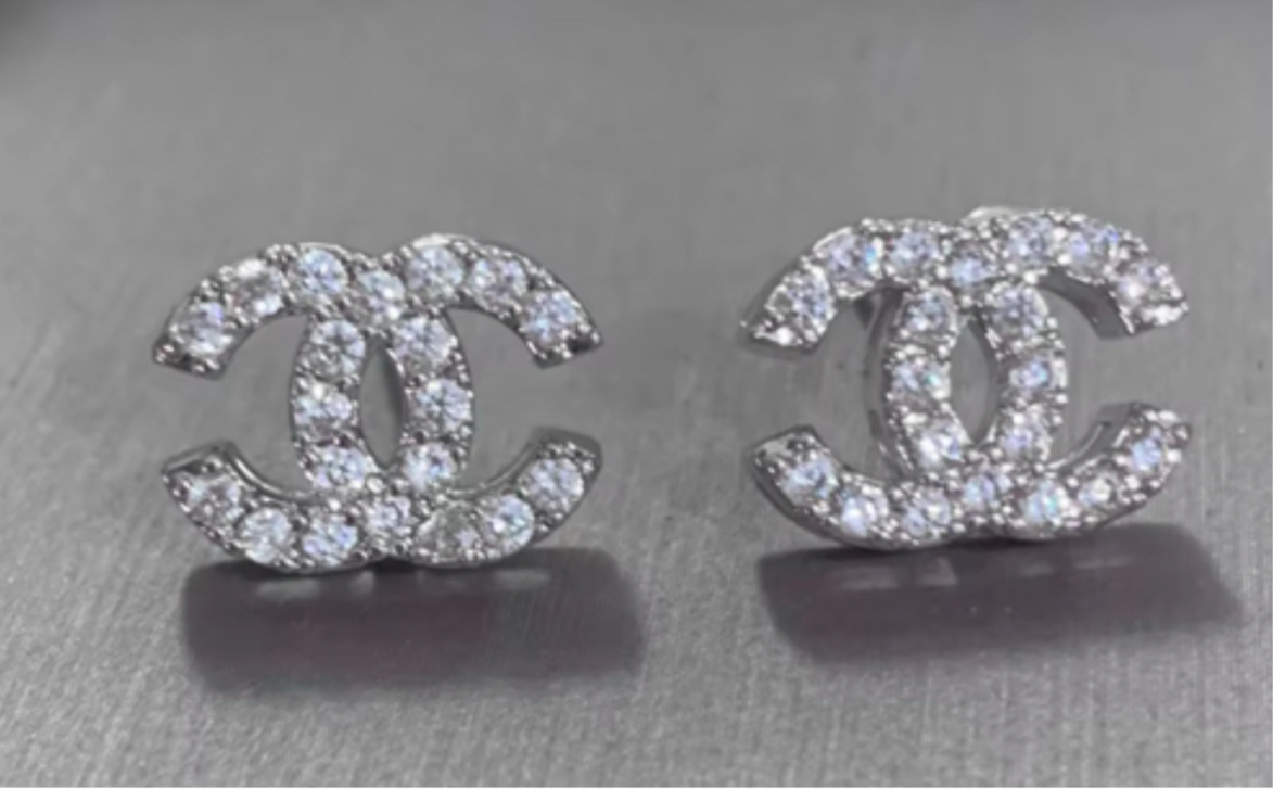 Dobbelt c logo nitter med zirconia guld tone