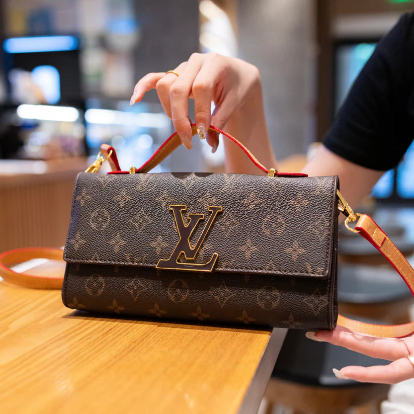 リュクスな質感のレザーハンドバッグ