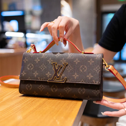 リュクスな質感のレザーハンドバッグ