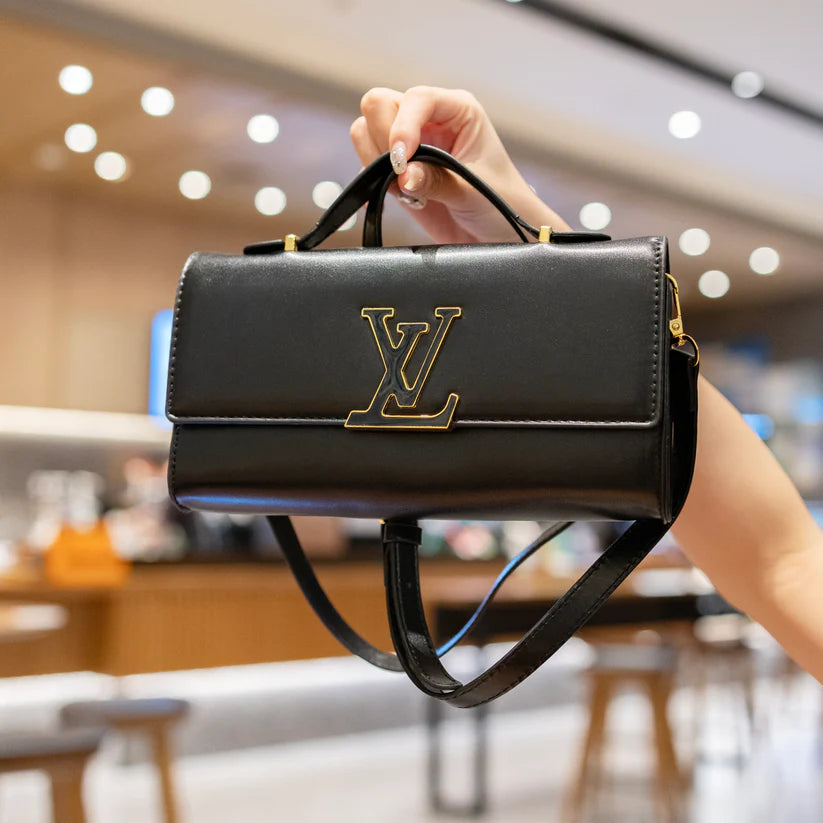 リュクスな質感のレザーハンドバッグ