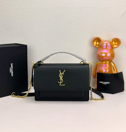 エレガントなゴールドチェーン構造のレザーショルダーバッグ