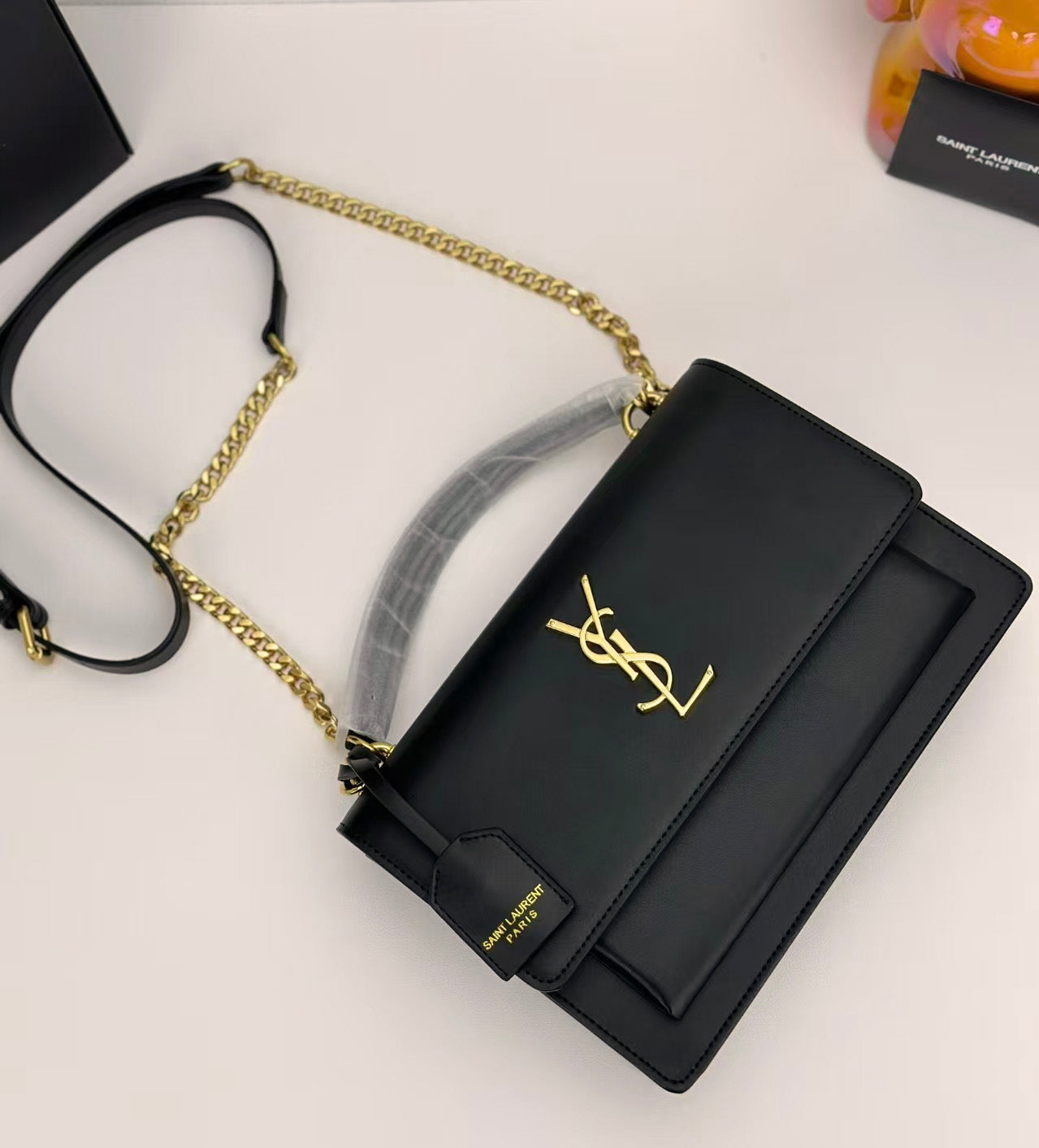 エレガントなゴールドチェーン構造のレザーショルダーバッグ