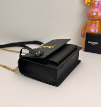 エレガントなゴールドチェーン構造のレザーショルダーバッグ