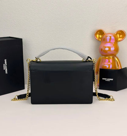 エレガントなゴールドチェーン構造のレザーショルダーバッグ