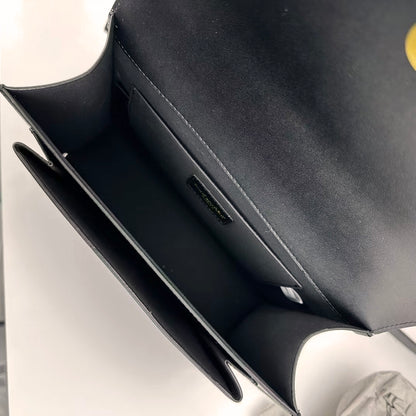 エレガントなゴールドチェーン構造のレザーショルダーバッグ