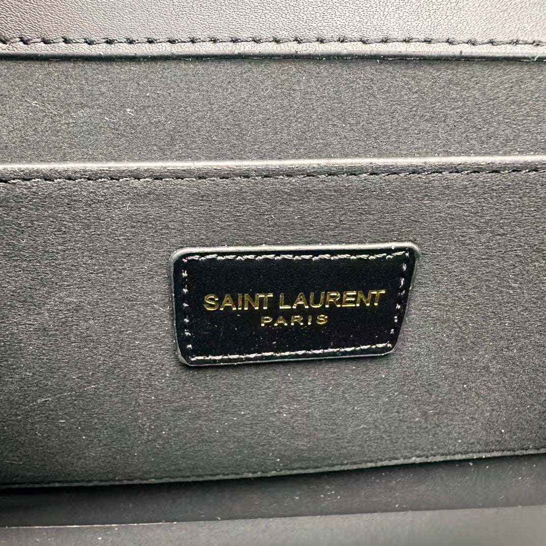 エレガントなゴールドチェーン構造のレザーショルダーバッグ