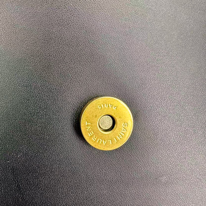 エレガントなゴールドチェーン構造のレザーショルダーバッグ