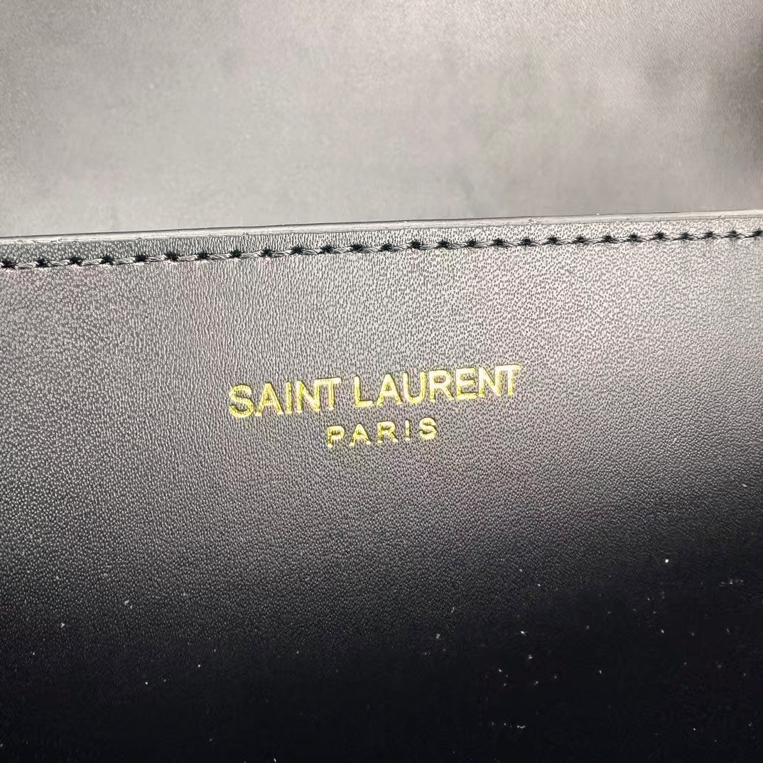 エレガントなゴールドチェーン構造のレザーショルダーバッグ