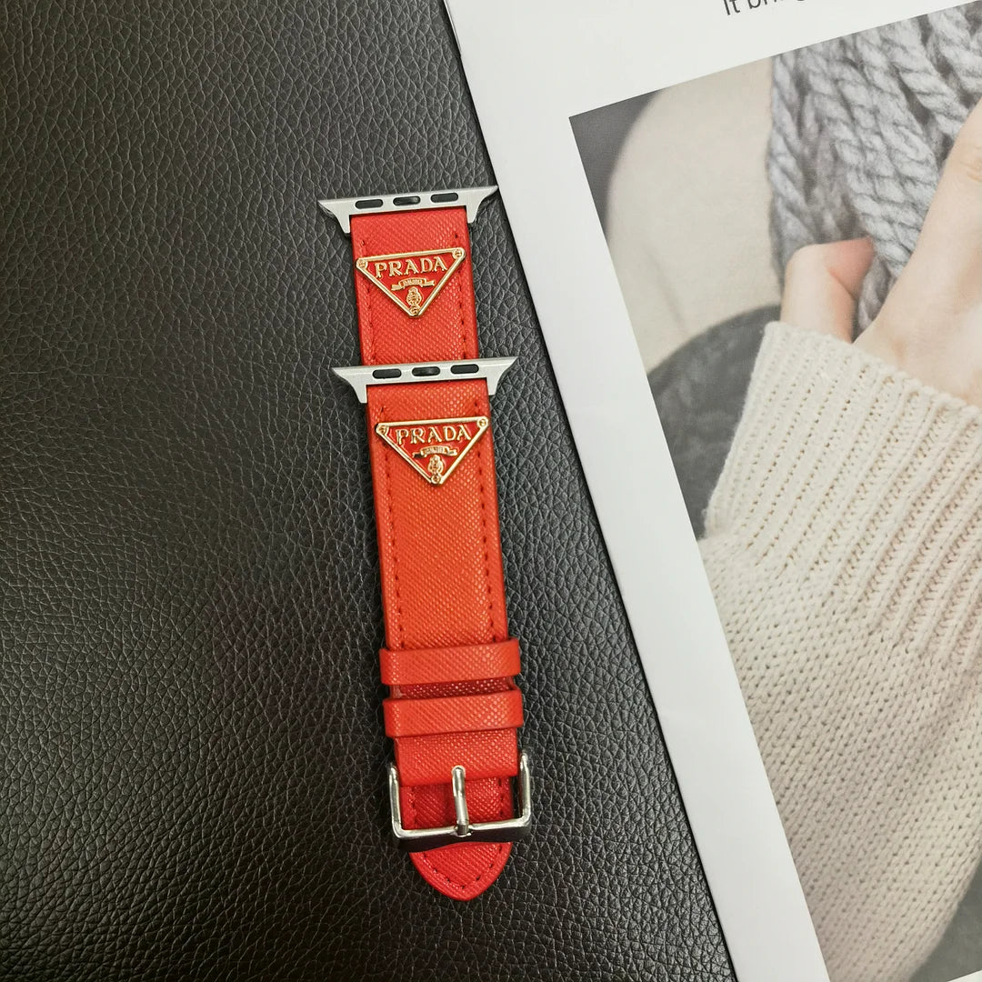 Cinturino per Apple Watch in pelle con etichetta monogramma doppio triangolo