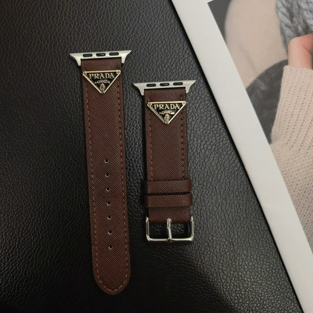 Cinturino per Apple Watch in pelle con etichetta monogramma doppio triangolo
