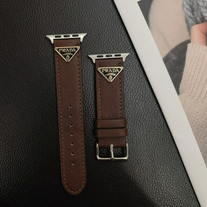 Cinturino per Apple Watch in pelle con etichetta monogramma doppio triangolo