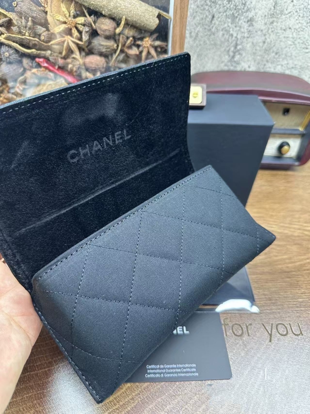 クラシックなダイヤモンド格子模様のメガネケース、メタルアクセント付き