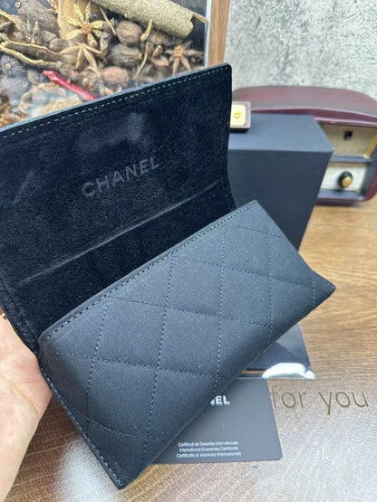 クラシックなダイヤモンド格子模様のメガネケース、メタルアクセント付き