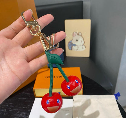 🌟 L-チェリーキーホルダー：キュート＋ラグジュアリー、オールインワン 🍒✨