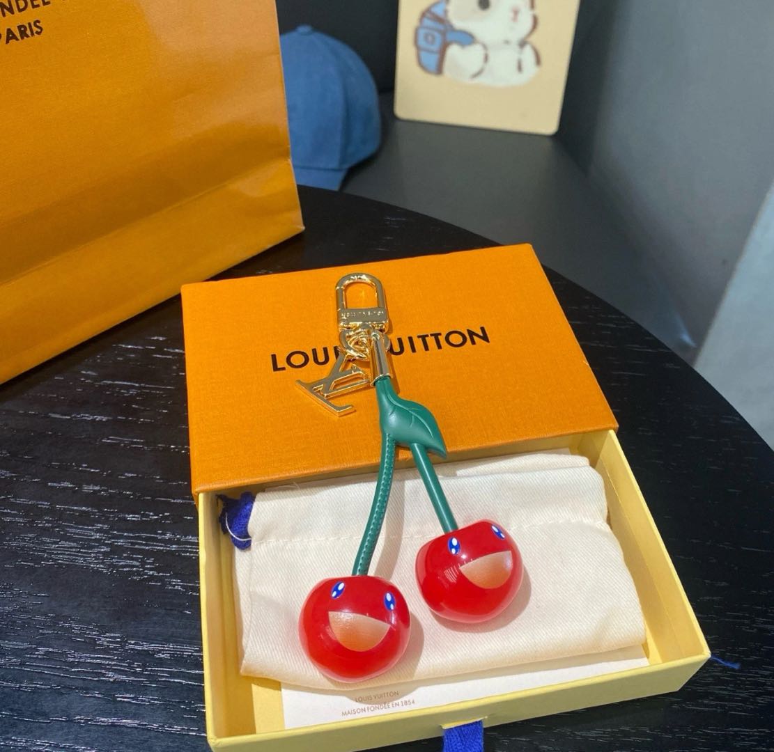 🌟 L-チェリーキーホルダー：キュート＋ラグジュアリー、オールインワン 🍒✨