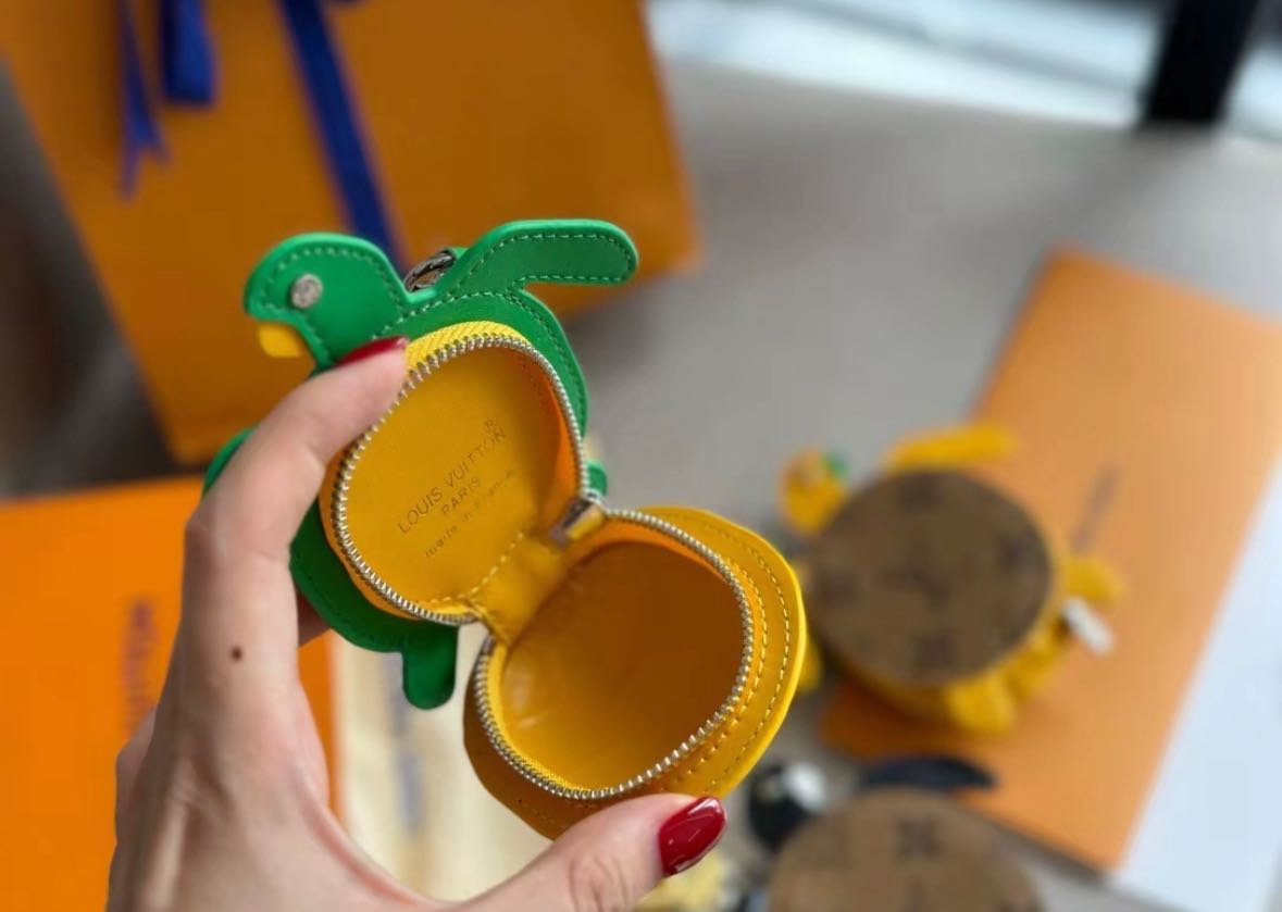 L- Designed Zippered Earphone Storage Pendant