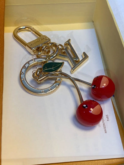 🌟 L-チェリーキーホルダー：キュート＋ラグジュアリー、オールインワン 🍒✨