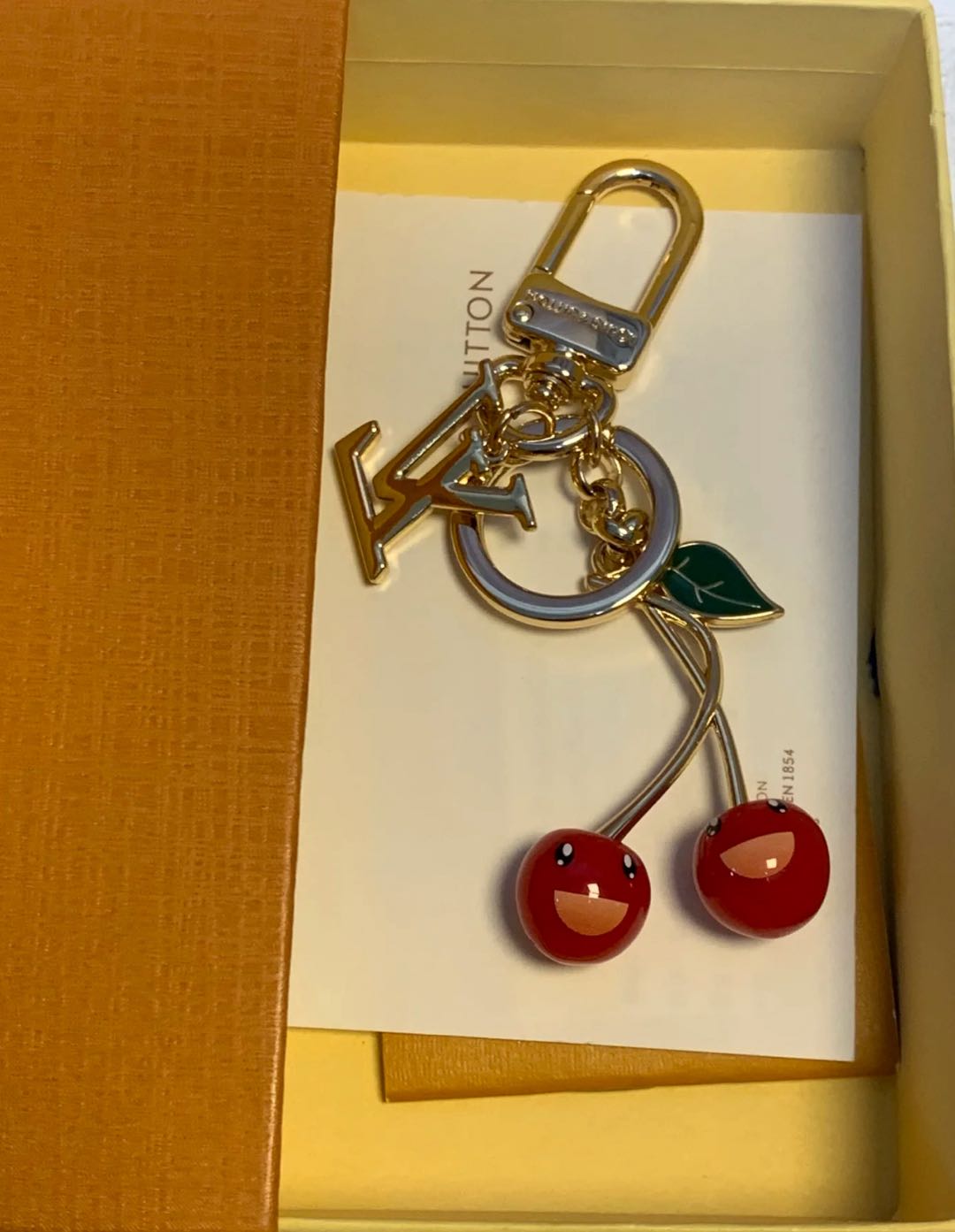 🌟 L-チェリーキーホルダー：キュート＋ラグジュアリー、オールインワン 🍒✨