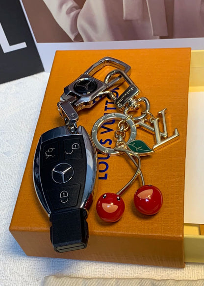 🌟 L-チェリーキーホルダー：キュート＋ラグジュアリー、オールインワン 🍒✨