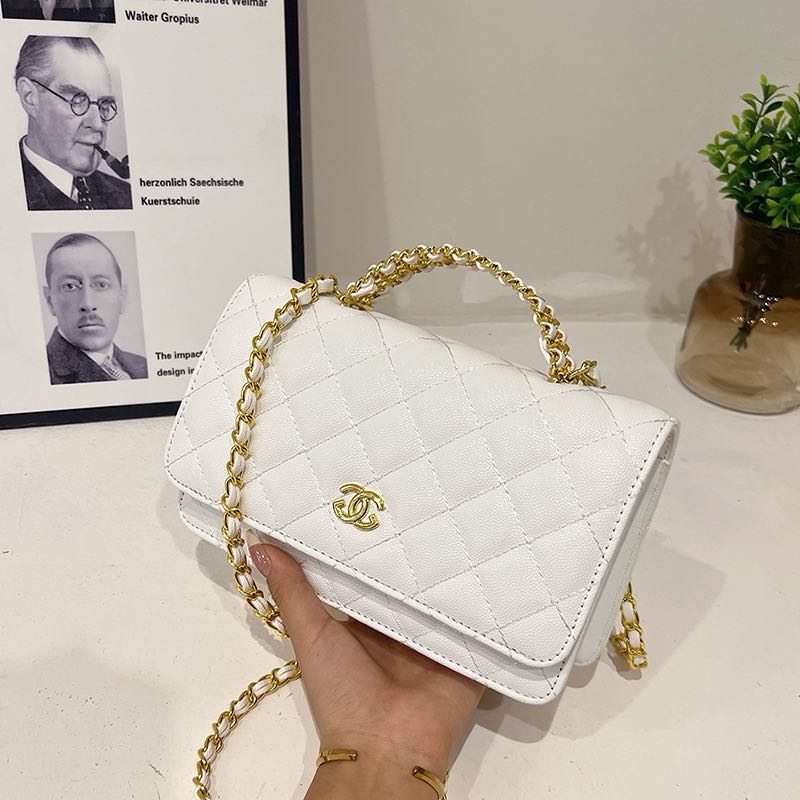 ウォレット オン チェーン 光沢のあるラムスキン パール ゴールドトーン メタル